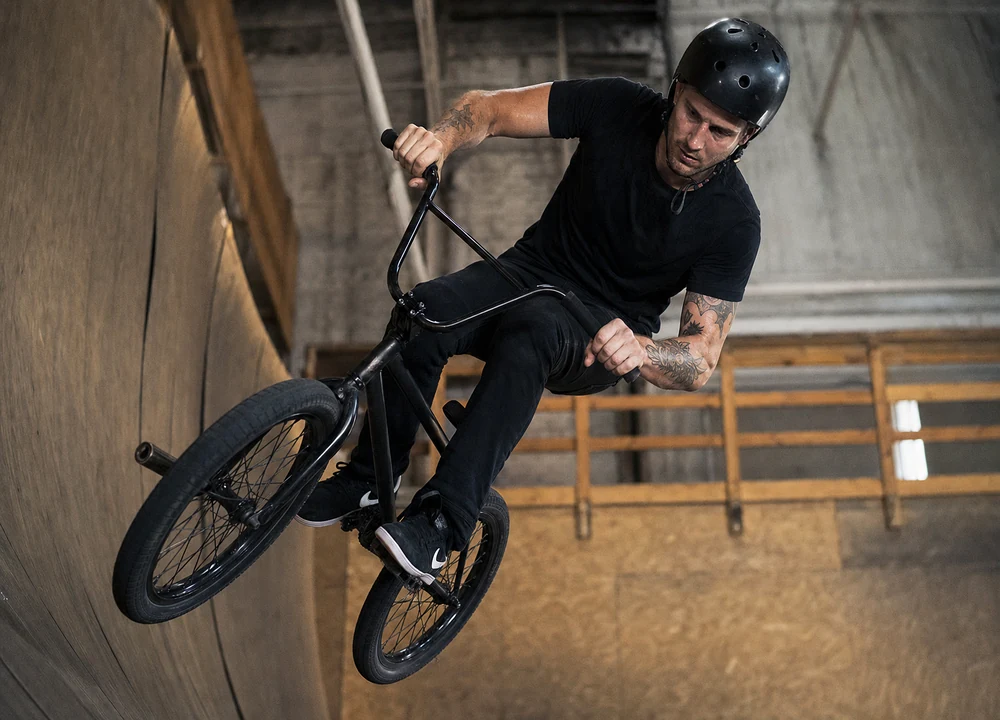 Fotografía de entrenamiento en rampa de BMX